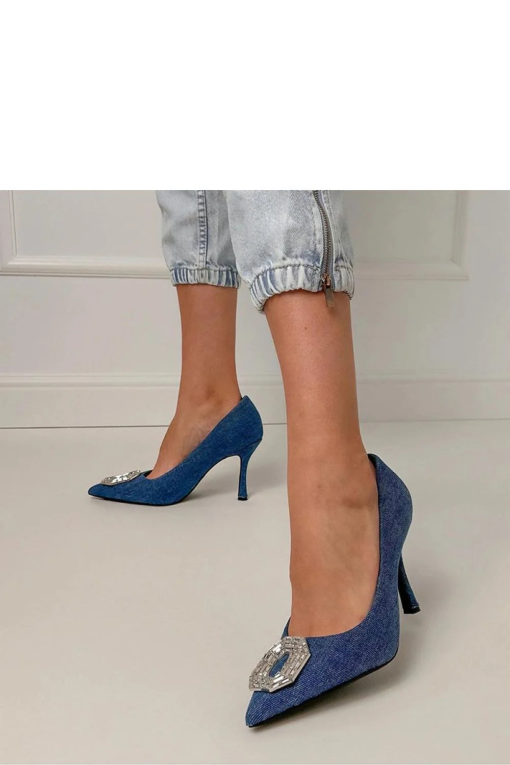 escarpins denim bleu bout pointu stiletto talon élancé appliqué zircon bijou cristal tissu similicuir confortable femme glamour soirée réception élégant