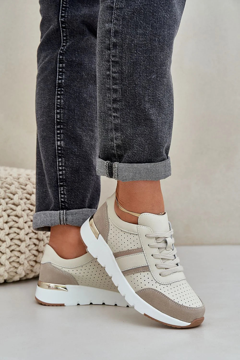 Chaussures de sport modernes pour femmes en cuir synthétique beige, design épuré, confortable, lacets assortis, semelle caoutchouc