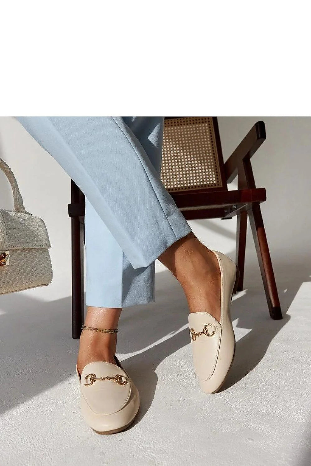 mocassins Solea femmes beige cuir écologique lisse semelle plate talon bout carré bride chaîne dorée minimaliste polyvalent élégant confortable intemporel