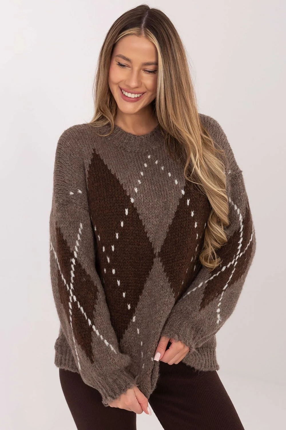 pull femme oversize maille épaisse col rond manches bouffantes motif argyle losanges brun taupe surpiqûres blanches texture duveteuse chaud confortable