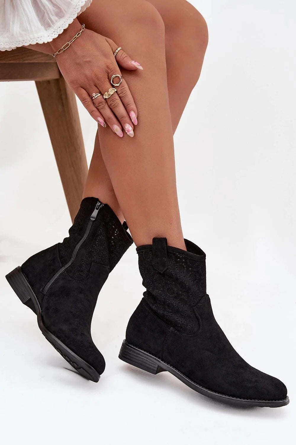 bottines femme SBarski ecosuedé noir bout arrondi micheville motif ajouré floral talon bloc bas fermeture eclair latérale enfilage confort stylé