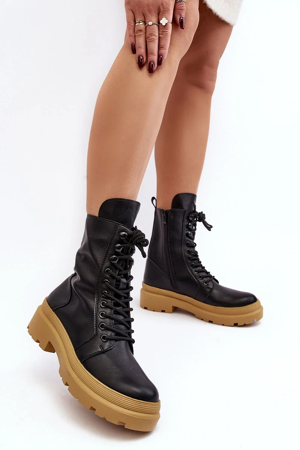 Bottines femme style combat cuir noir semelle camel compensée fermeture éclair laces montante cheville robuste urban fashion