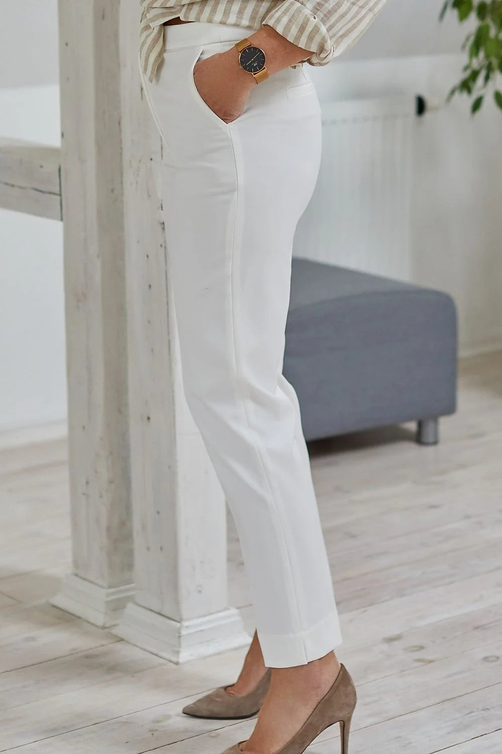 Pantalon femme blanc taille haute coupe fuselée jambe droite tissu polyester viscose élasthanne ceinture bouton assorti escarpins beige robe chemise rayures occasions semi-formelles
