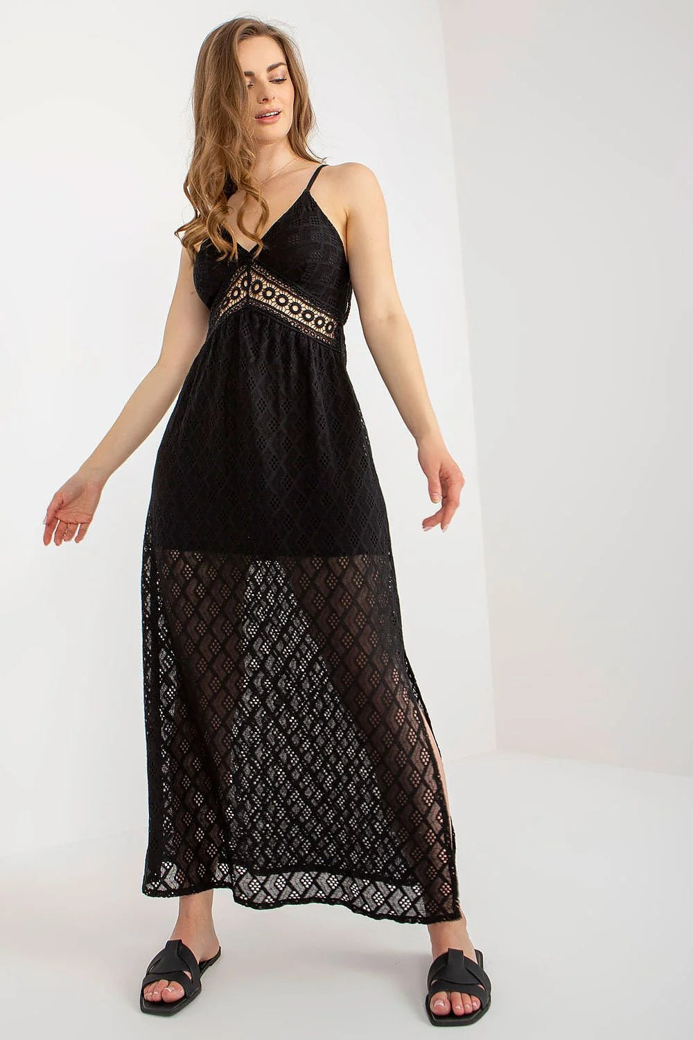 robe longue dentelle noire bretelles fines décolleté subtil taille empire ajouré jupe fluide transparente courte fente latérale cheville bohème élégante