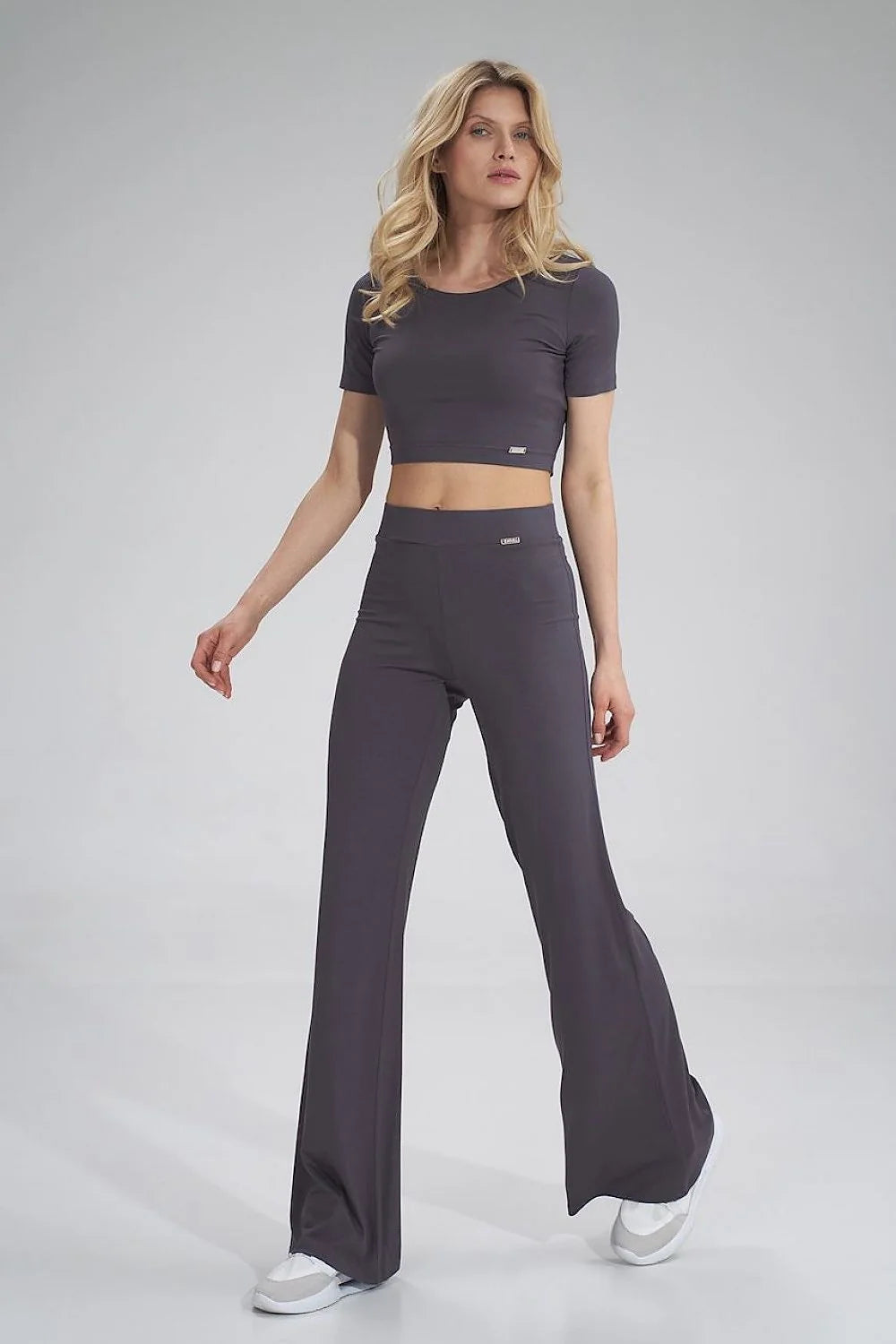 Ensemble crop top coton ajusté décontracté gris pour femme confort style sportif chic minimaliste
