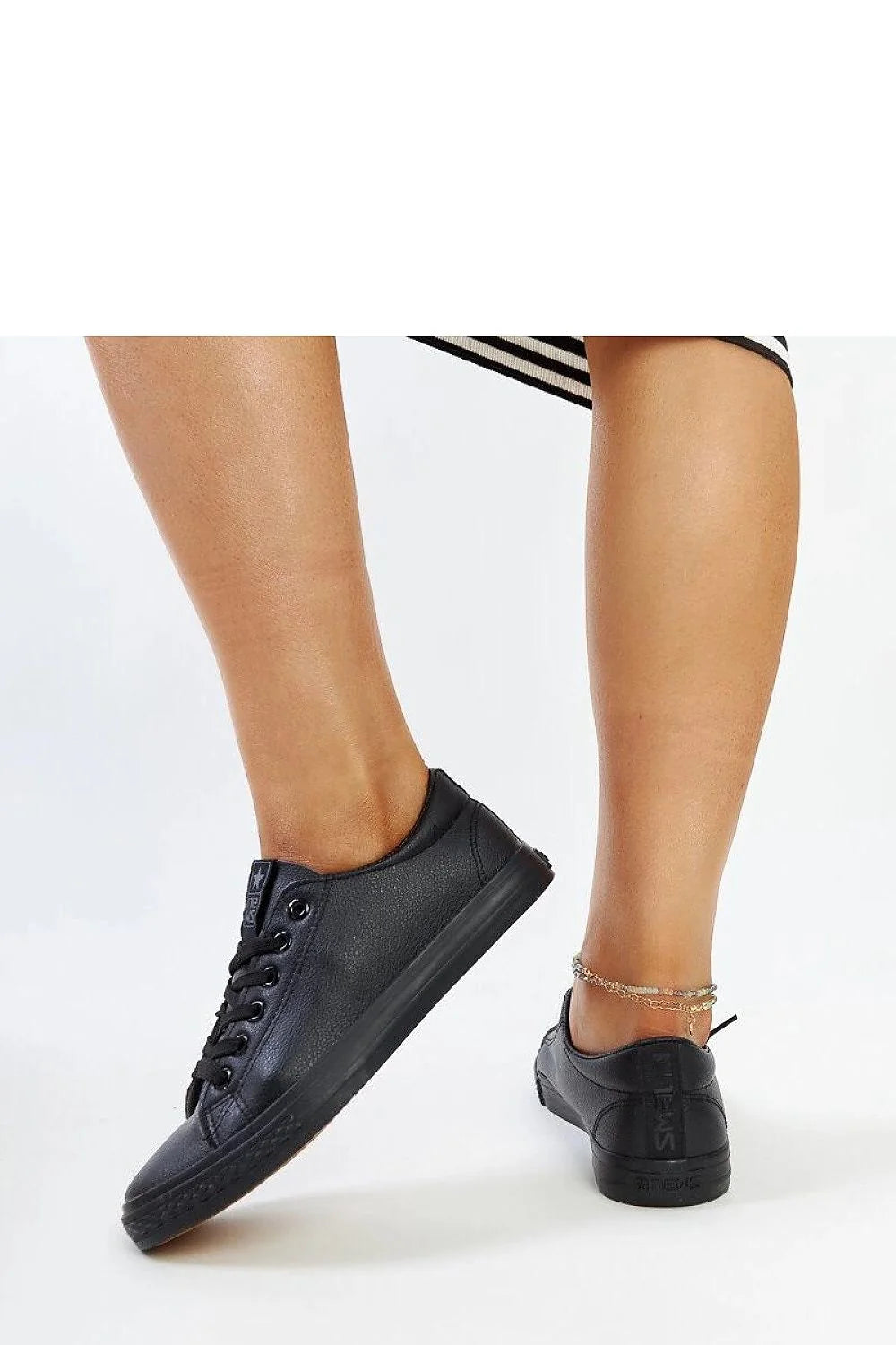 baskets noires similicuir basses urbaines femmes modernes minimalistes lacées grainées œillets métalliques semelle caoutchouc confortables polyvalentes bout arrondi