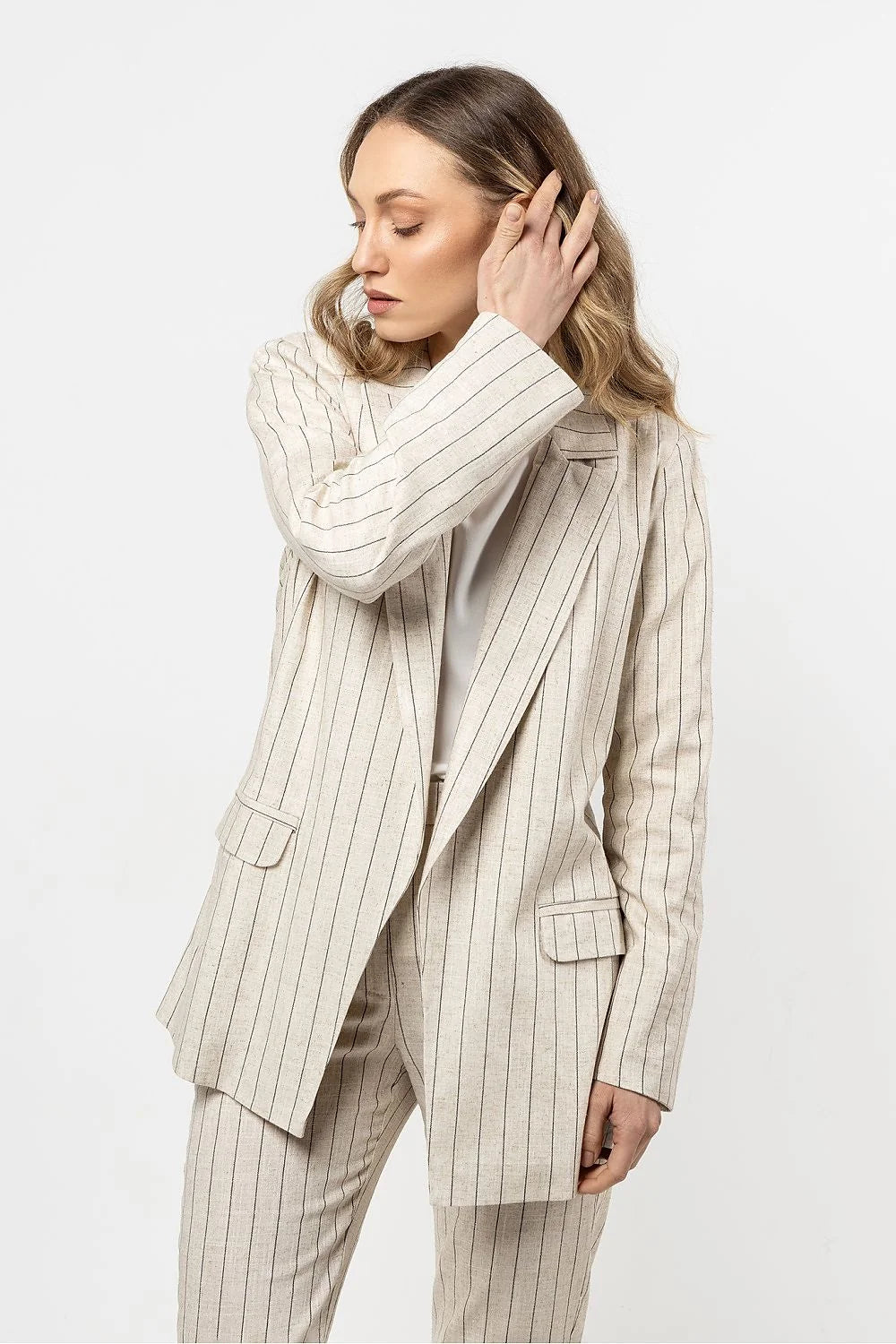 Veste en lin à rayures beige clair pour femme, style tailleur structuré, coupe longue, épaulettes, pantalon assorti, printemps été