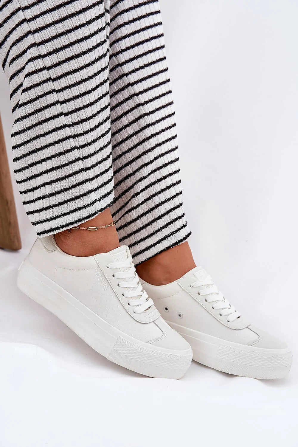 Baskets Step in style femmes design moderne confortable couleur blanche matériau textile semelle épaisse amorti supérieur ajustement parfait style urbain décontracté