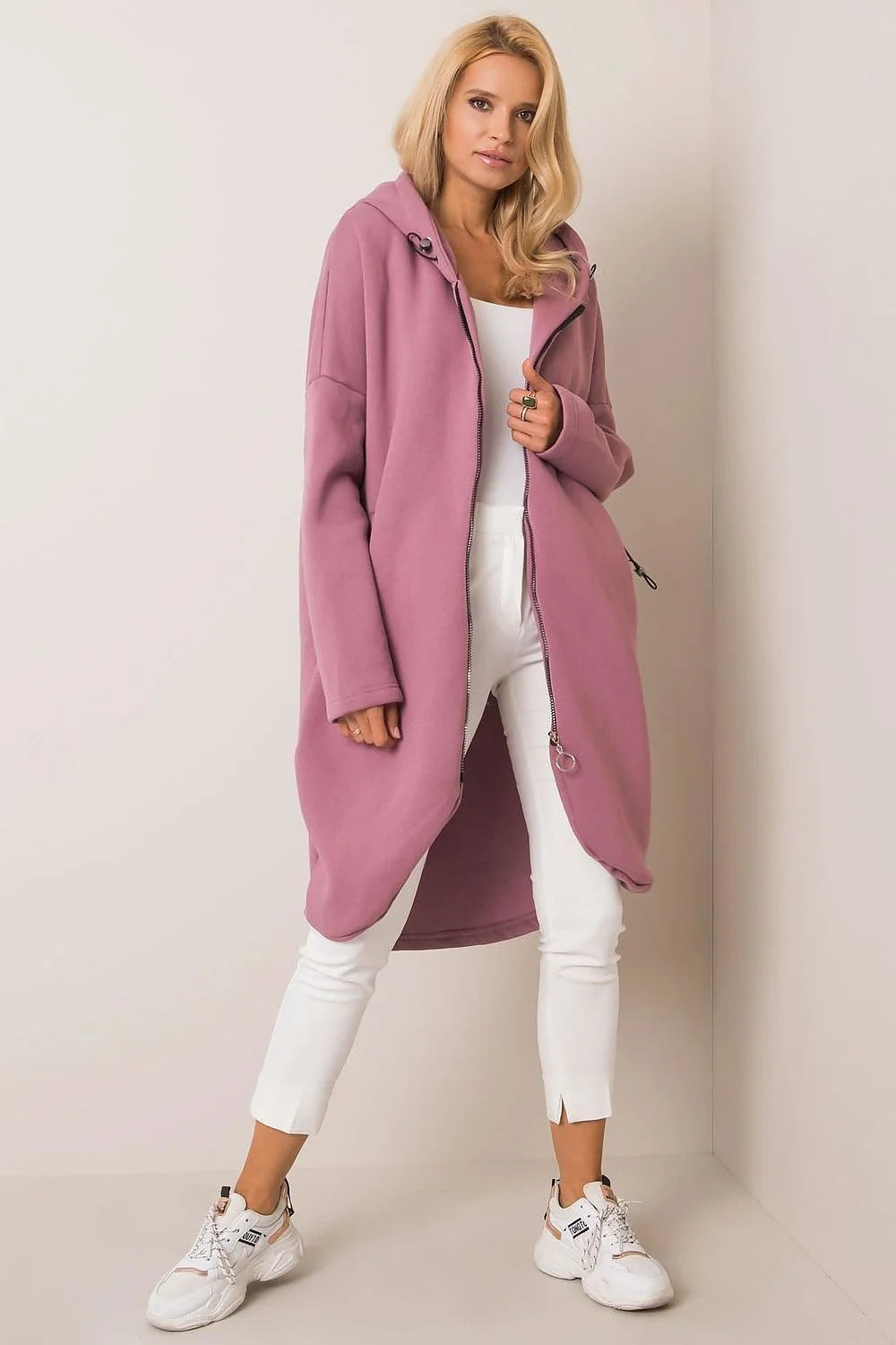 Manteau pour femmes design moderne audacieux couleur fuchsia vif coupe oversize matériau structuré fonctionnalité confort