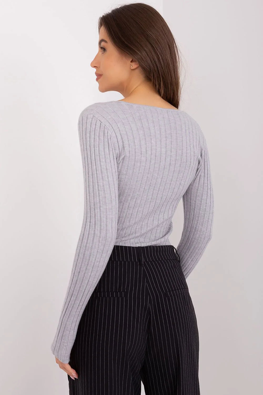 Pull à manches longues col rond évasé gris clair pantalon taille haute rayures verticales noir femme