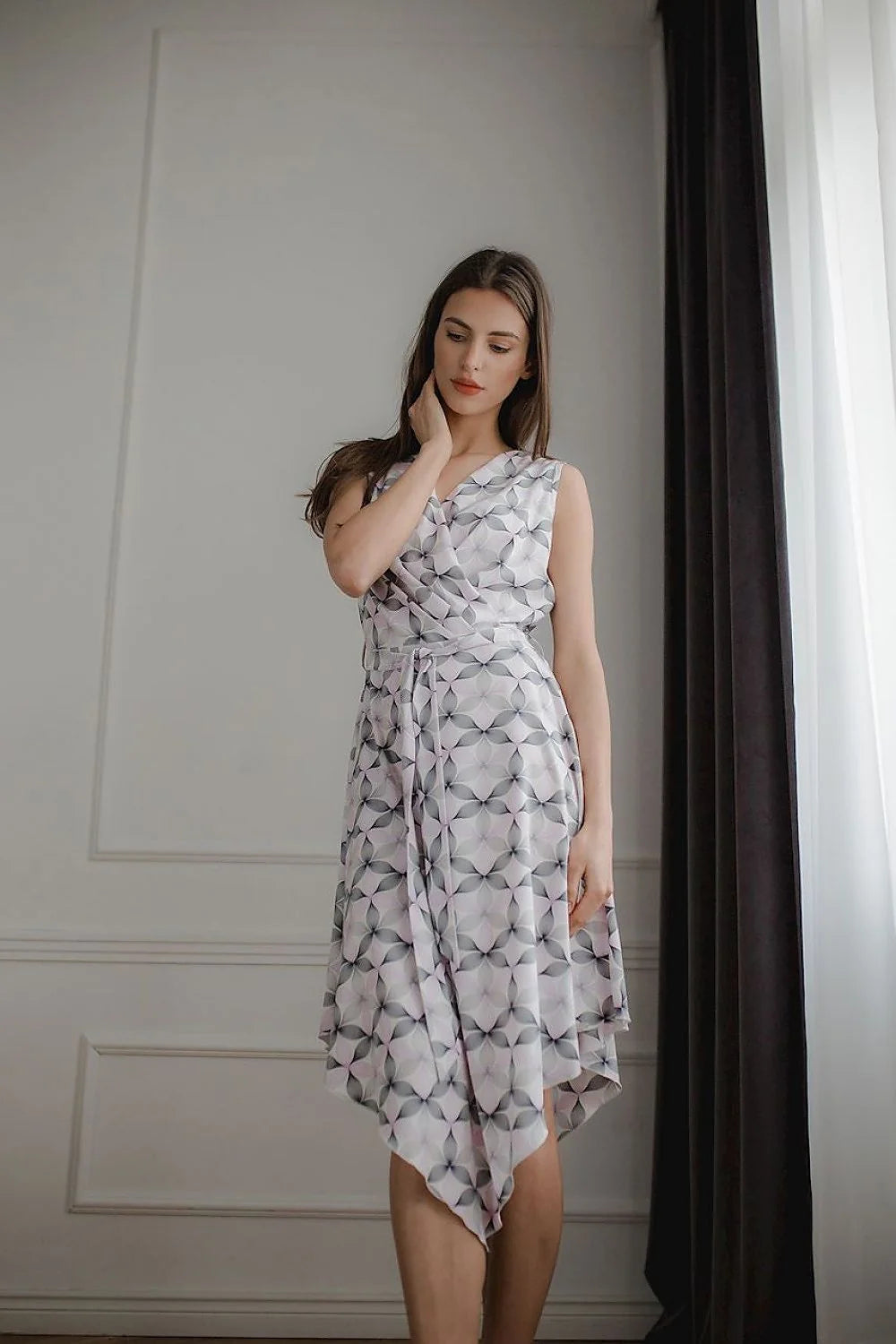 Robe cocktail noire polyester élégante décolleté en V sans manches ceinture pour soirées chics femmes