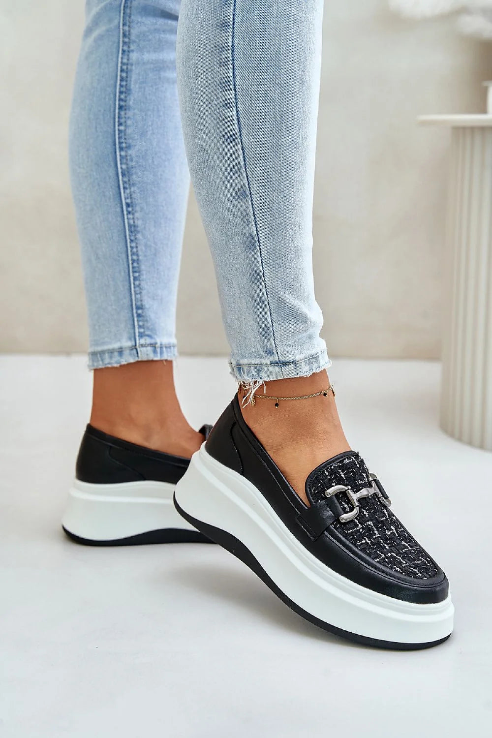Moccasins plates-forme élégantes pour femme, style moderne, cuir synthétique et tweed, détails métalliques, confort maximal, tenues décontractées et formelles, noir et blanc