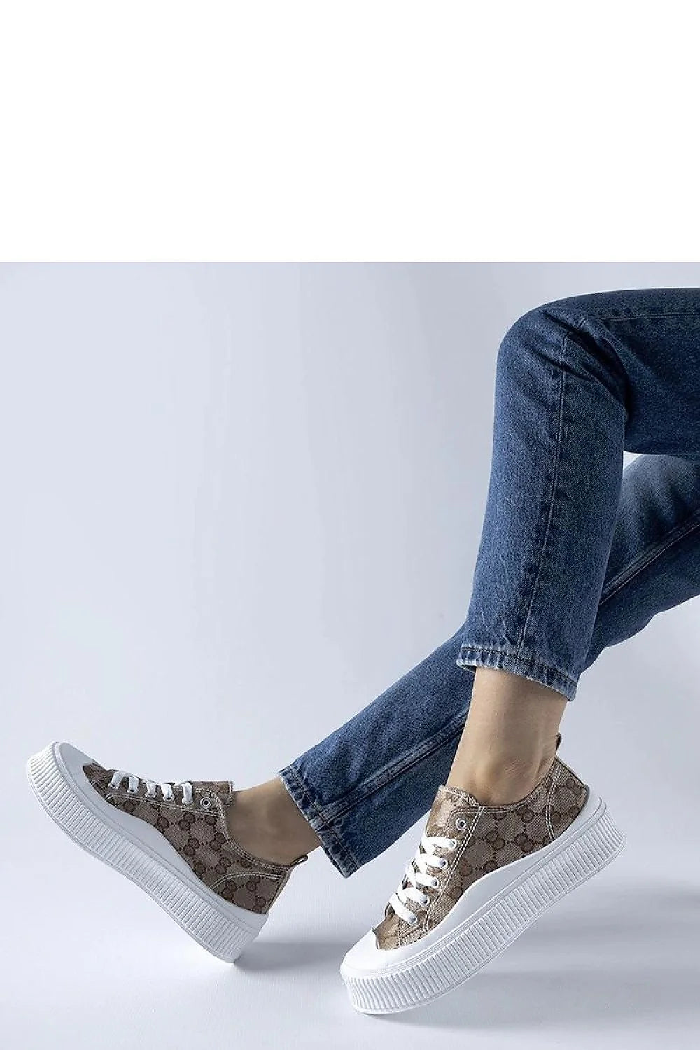 Baskets design moderne élégant plateforme épaisse toile beige motifs marron lacets blancs caoutchouc confortable femme
