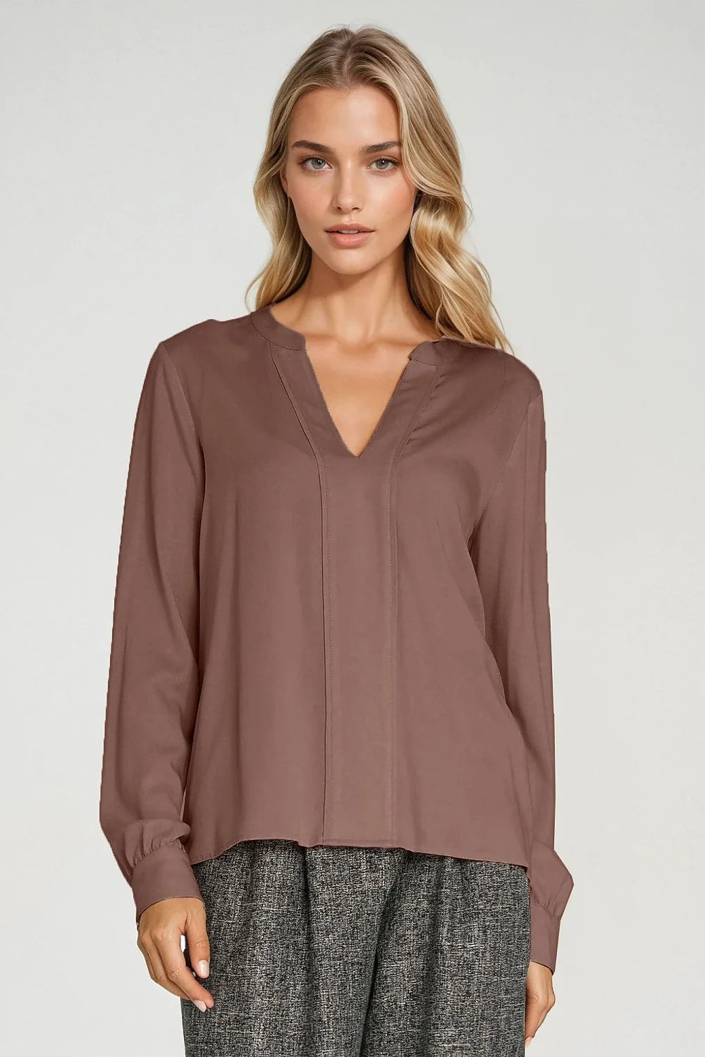 chemisier femme viscose légère respirante col V fendu brun cacao satiné coupe droite élégante manches longues poignets froncés