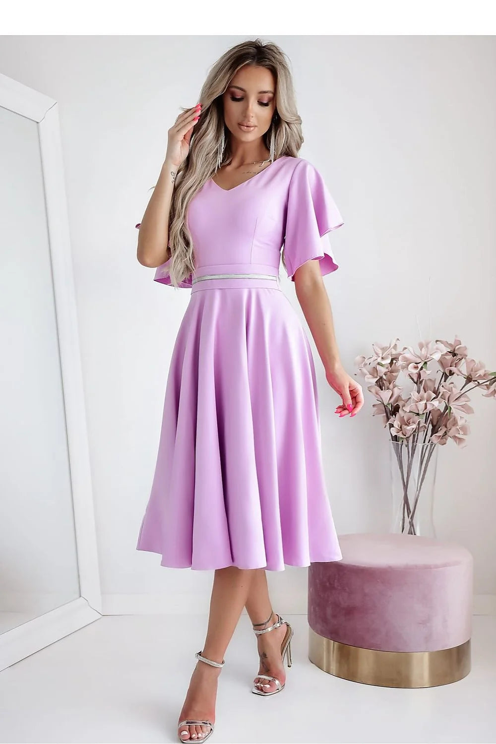 robe cocktail lavande pastel satinée midi patineuse élégante féminine corsage ajusté décolleté V manches courtes volantées taille marquée ceinture argentée