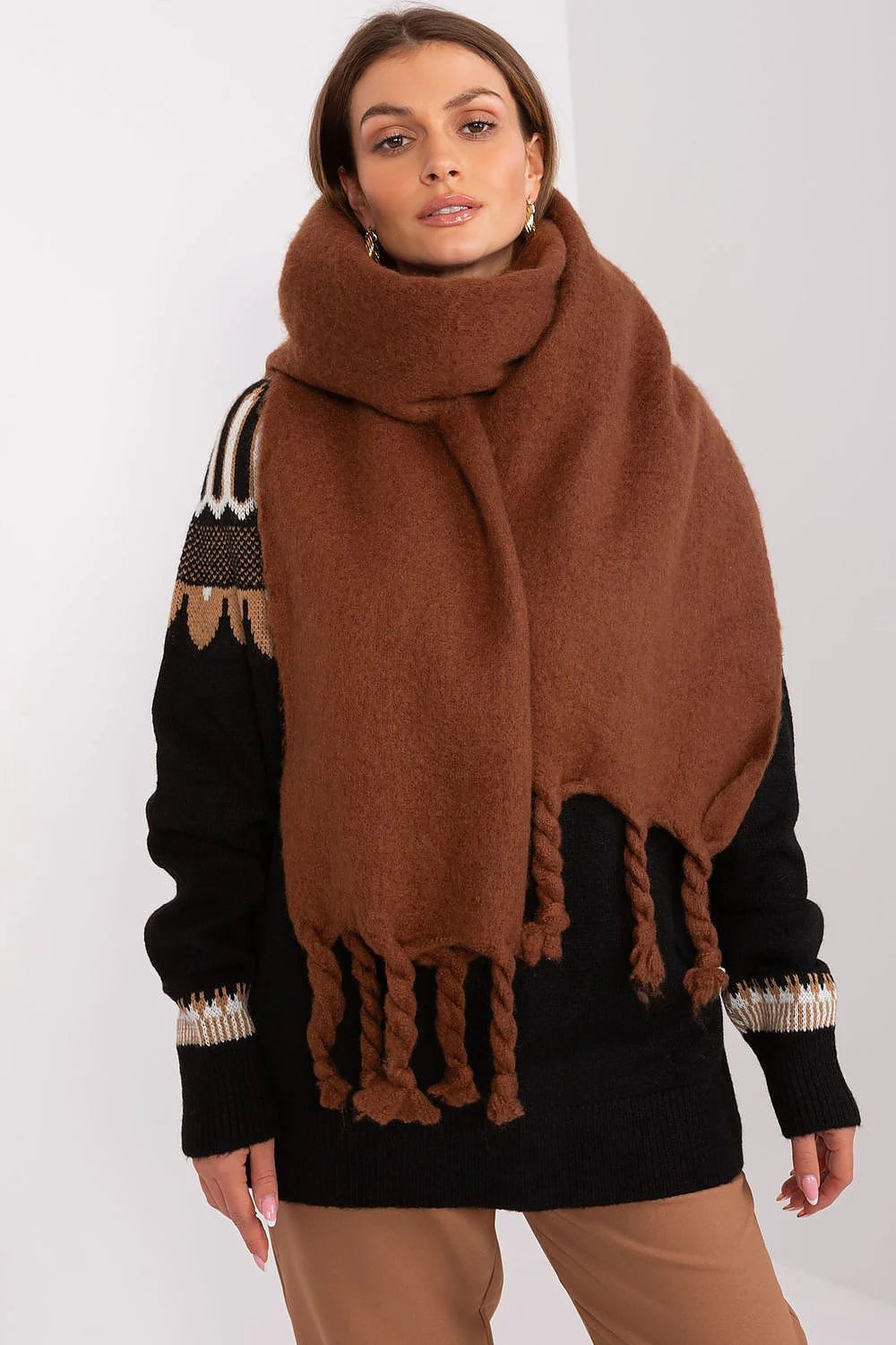 Châle d'hiver marron pour femmes en laine avec pompons élégants mode accessoire chaud style décontracté hiver automne