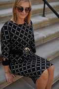 Robe de jour élégante La Aurora tissu jacquard motif chaîne manches longues ceinture noire boucle dorée couleur noire et blanche femmes matures confort style sophistiqué