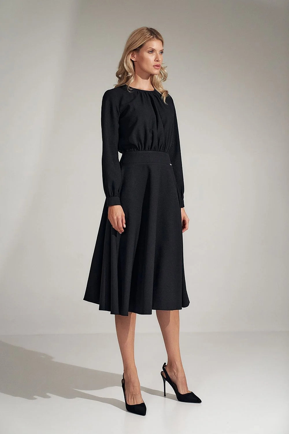 robe noire midi ajustée taille buste froncé manches longues volants col rond jupe évasée polyester fluide soyeuse ceinture intégrée minimaliste