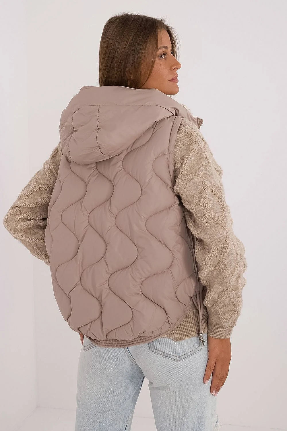 Gilet sans manches pour femme en tissu matelassé beige doux, doublure claire, isolation synthétique légère, capuche ajustable, fermeture éclair métal, poches latérales, coupe droite, style décontracté, idéal pour les saisons intermédiaires