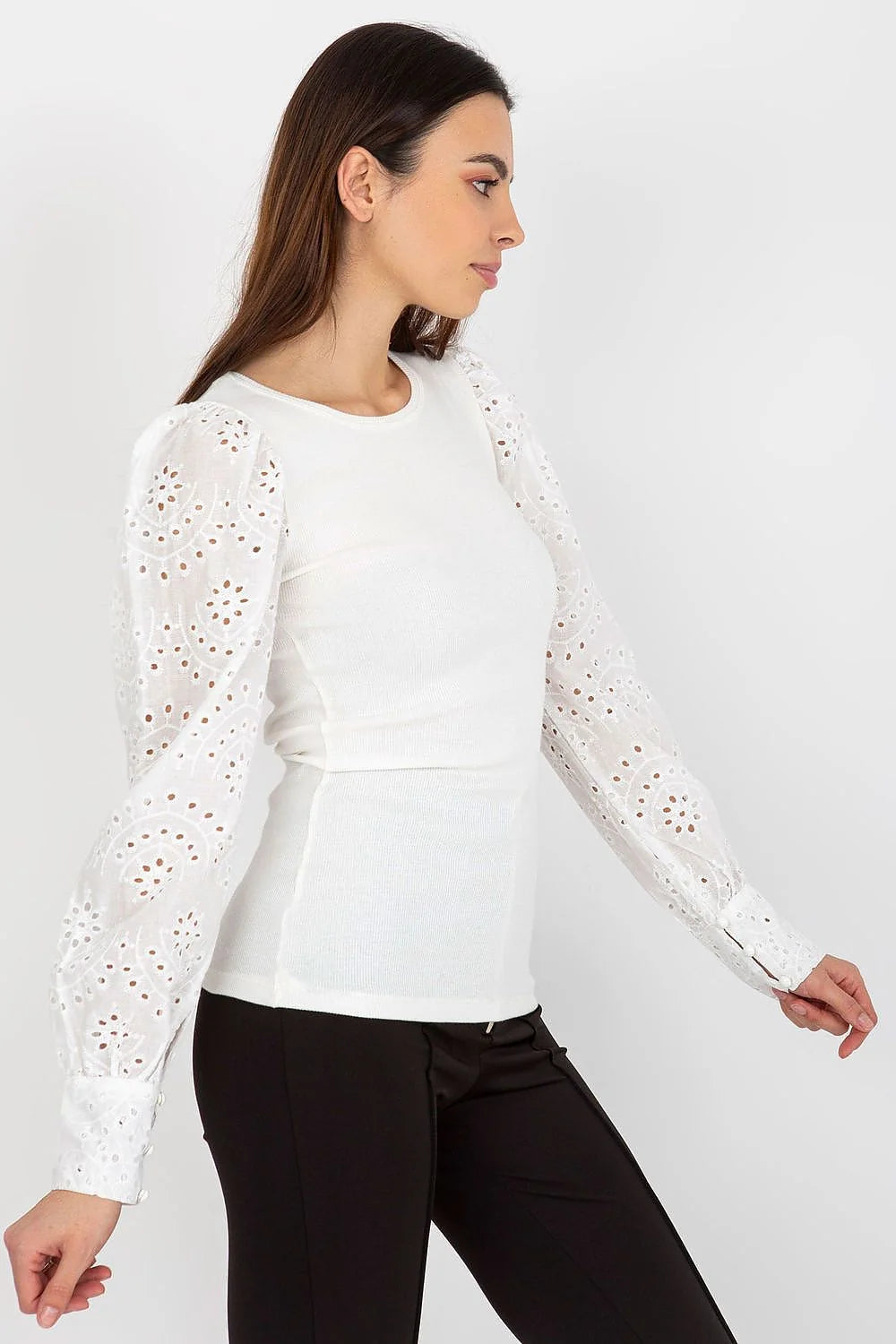 chemisier femme élégant manches longues volumineuses épaules bouffantes découpe laser ajouré coton stretch coupe ajustée col rond poignets structurés