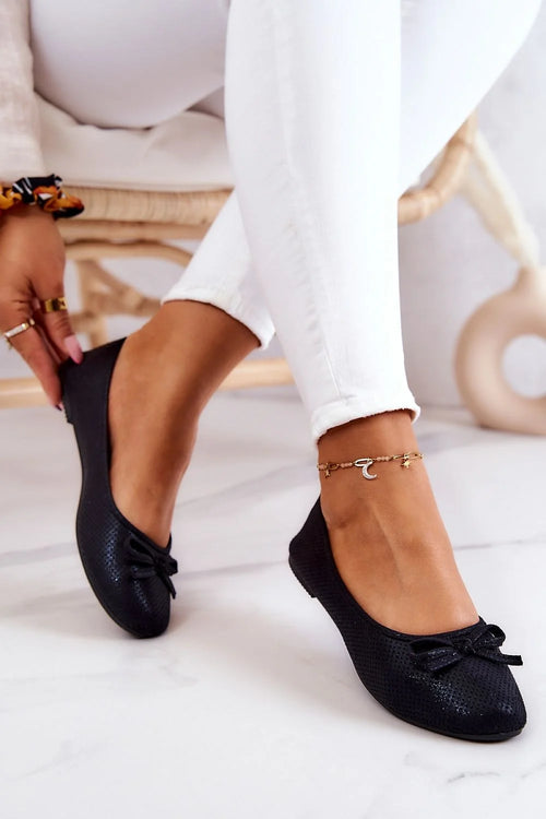 ballerines élégantes métallisées noires bout arrondi nœud décoratif cheville ornement doré charms lune étoile matière synthétique texturée brillante semelle fine
