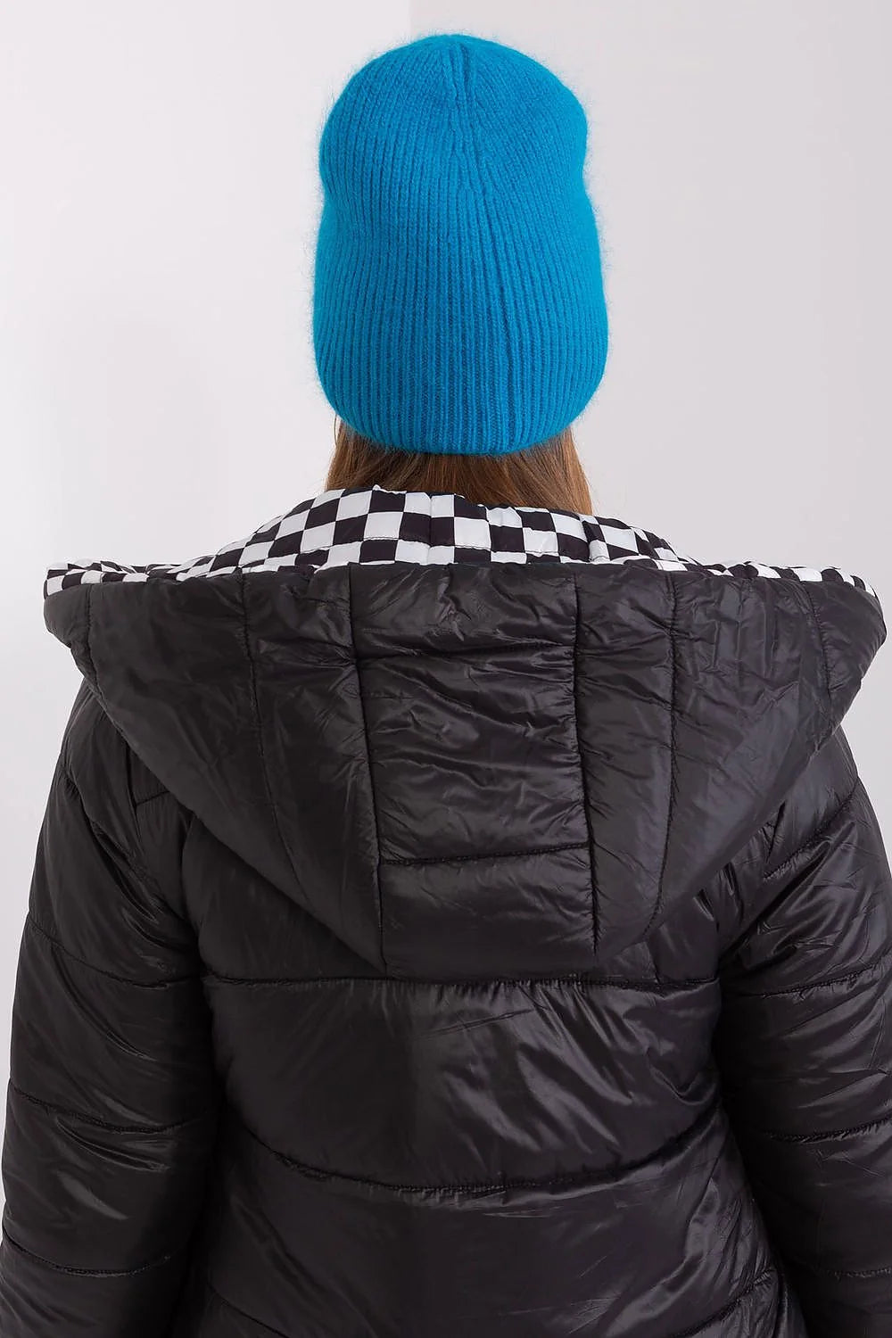 Bonnet d'hiver féminin en maille texture côtelée bleu vif éléments scintillants veste matelassée noire sweat-shirt bleu style moderne