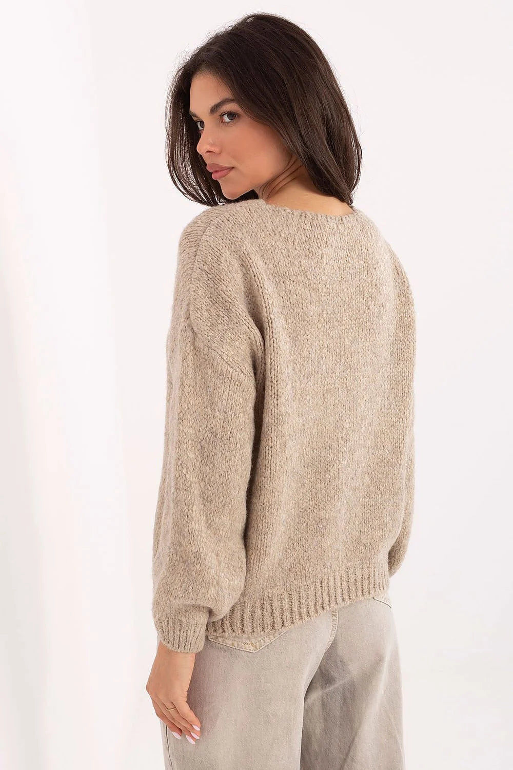cardigan femme boutonné maille épaisse beige coupe courte oversize encolure V manches longues épaules tombantes douce duveteuse boutons bois mats