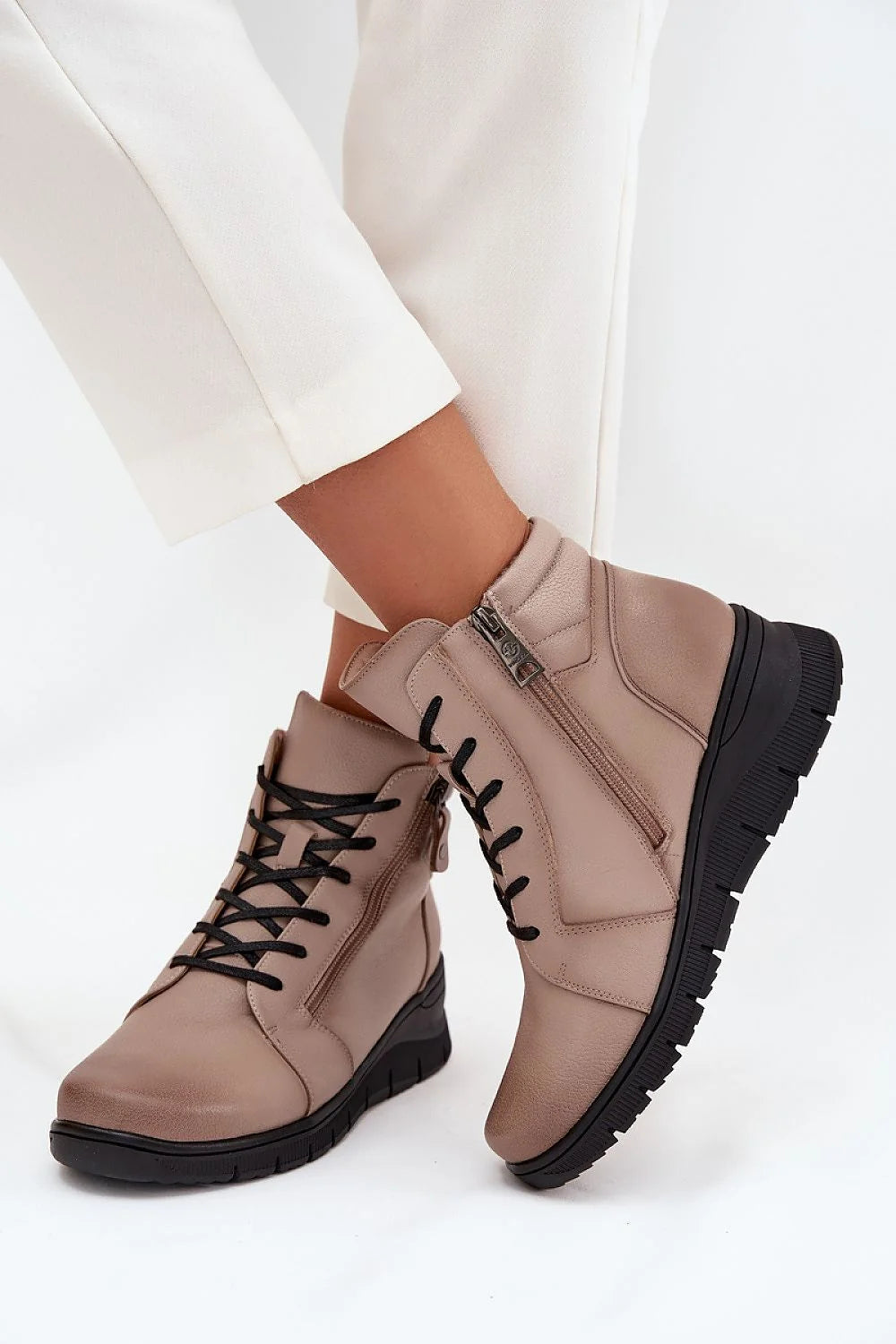 bottines femme Vinceza cuir naturel taupe beige bout rond semelle crantée noire talon compensé bas lacets zippée tige rembourrée polyvalente