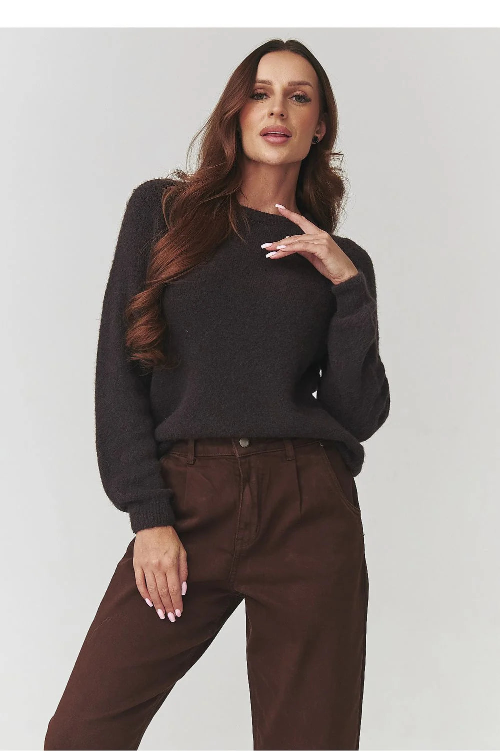 pull femme col rond brun foncé maille pelucheuse coupe décontractée manches longues épaules tombantes larges bords côtes doux alpaga