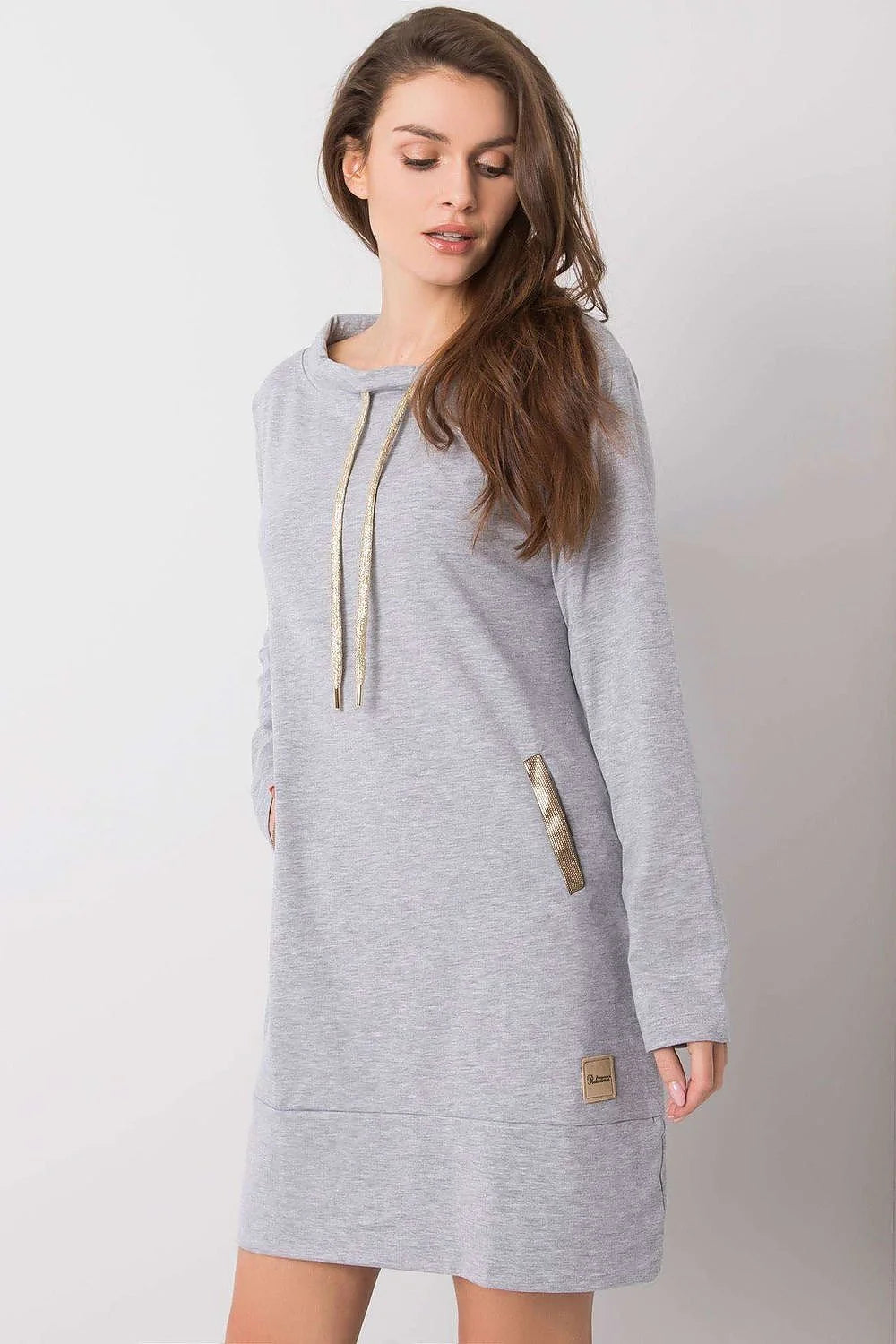 Robe blanche coton élasthanne élégante moderne manches longues détails dorés coupe droite décontractée casual