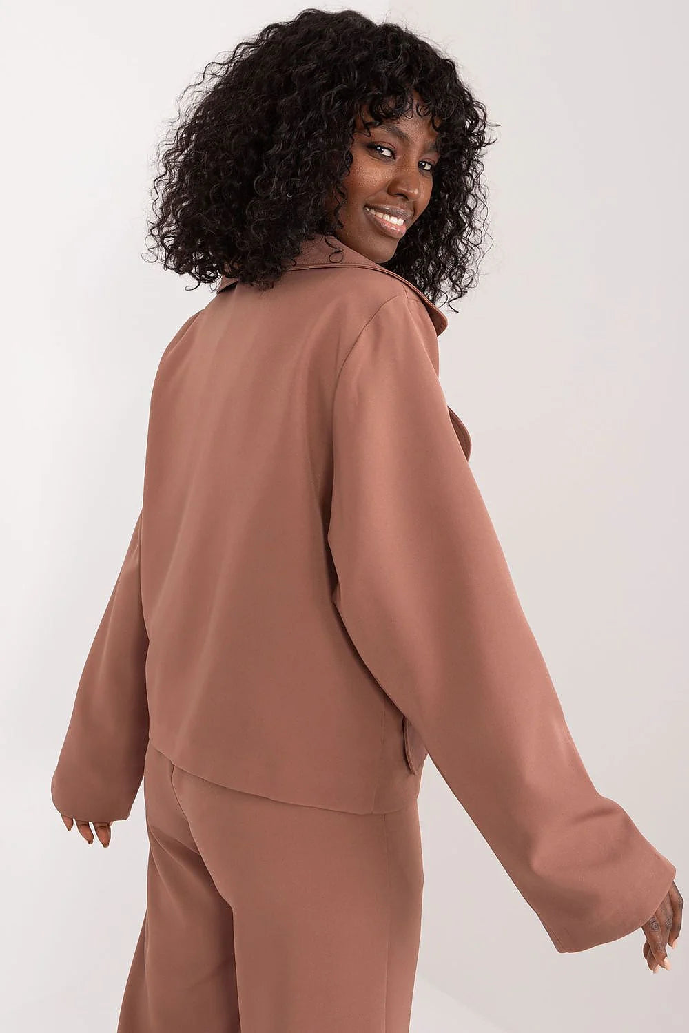 Veste Lakerta blazer femme manches longues épaules tombantes tissu polyester mélange couleur marron rosé style moderne coupe oversize finitions épurées occasions variées