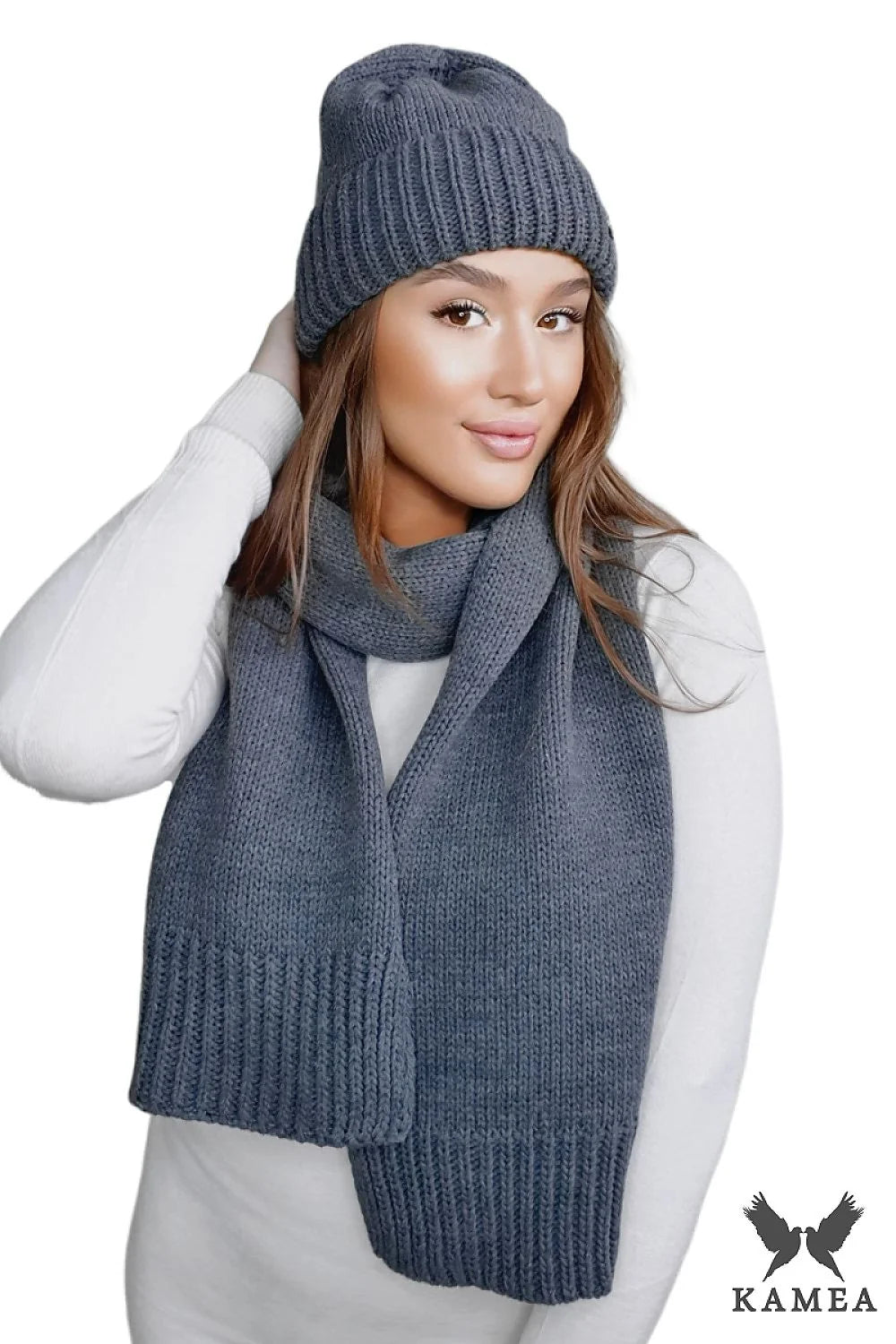 Bonnet et écharpe en laine classique pour femme, style intemporel, couleur gris anthracite, idéal automne-hiver, accessoires mode élégance, taille ajustable
