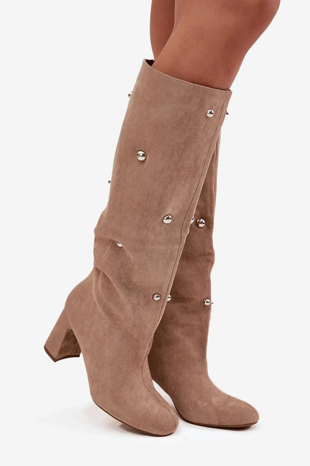 bottes hautes femme suédine écologique taupe talon bloc huit centimètres bout arrondi fourrure intérieure chaude clous métalliques argentés