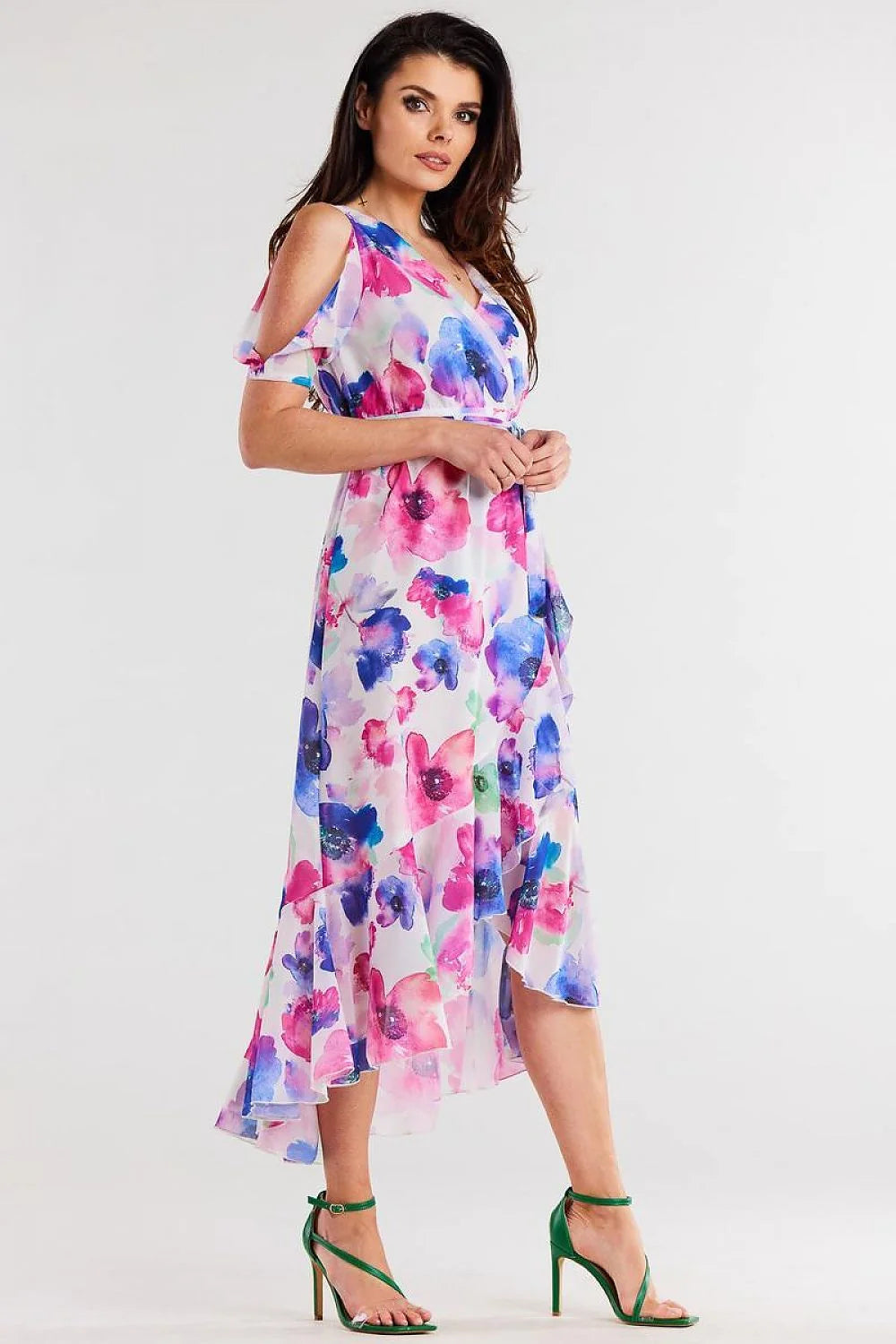 robe estivale awama imprimé floral aquarelle rose violet bleu fond blanc mousseline léger fluide asymétrique portefeuille ceinturée nouée volants midi