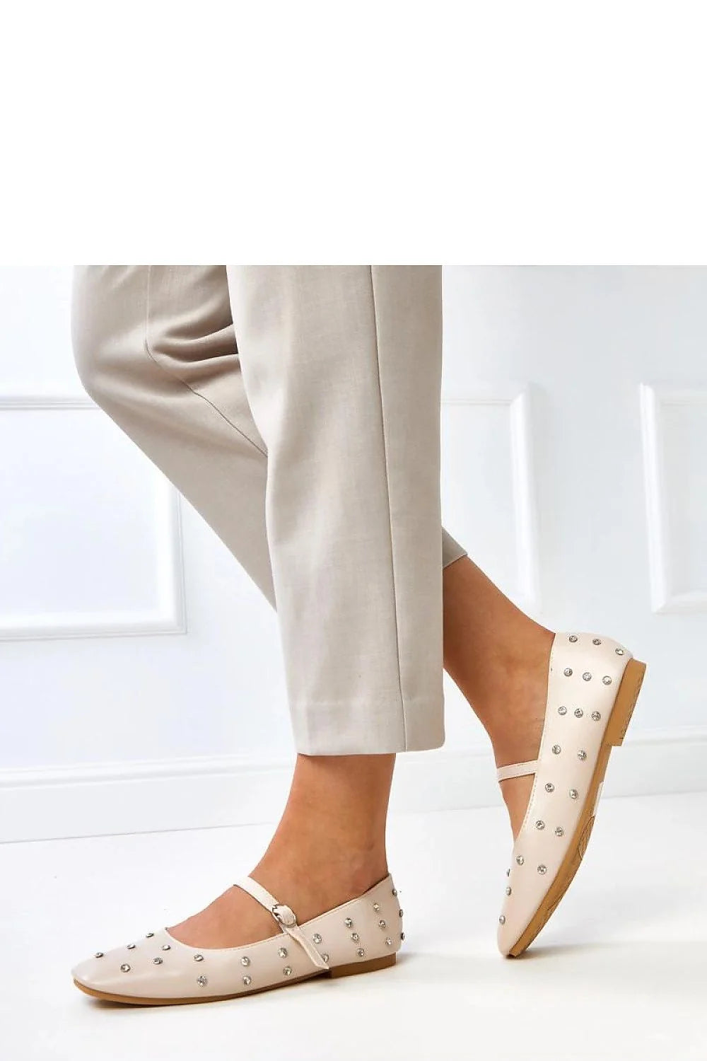 ballerines femme beige nude cuir synthétique ornées cristaux petits clous ronds argentés bride boucle semelle plate contrastée caramel bout carré