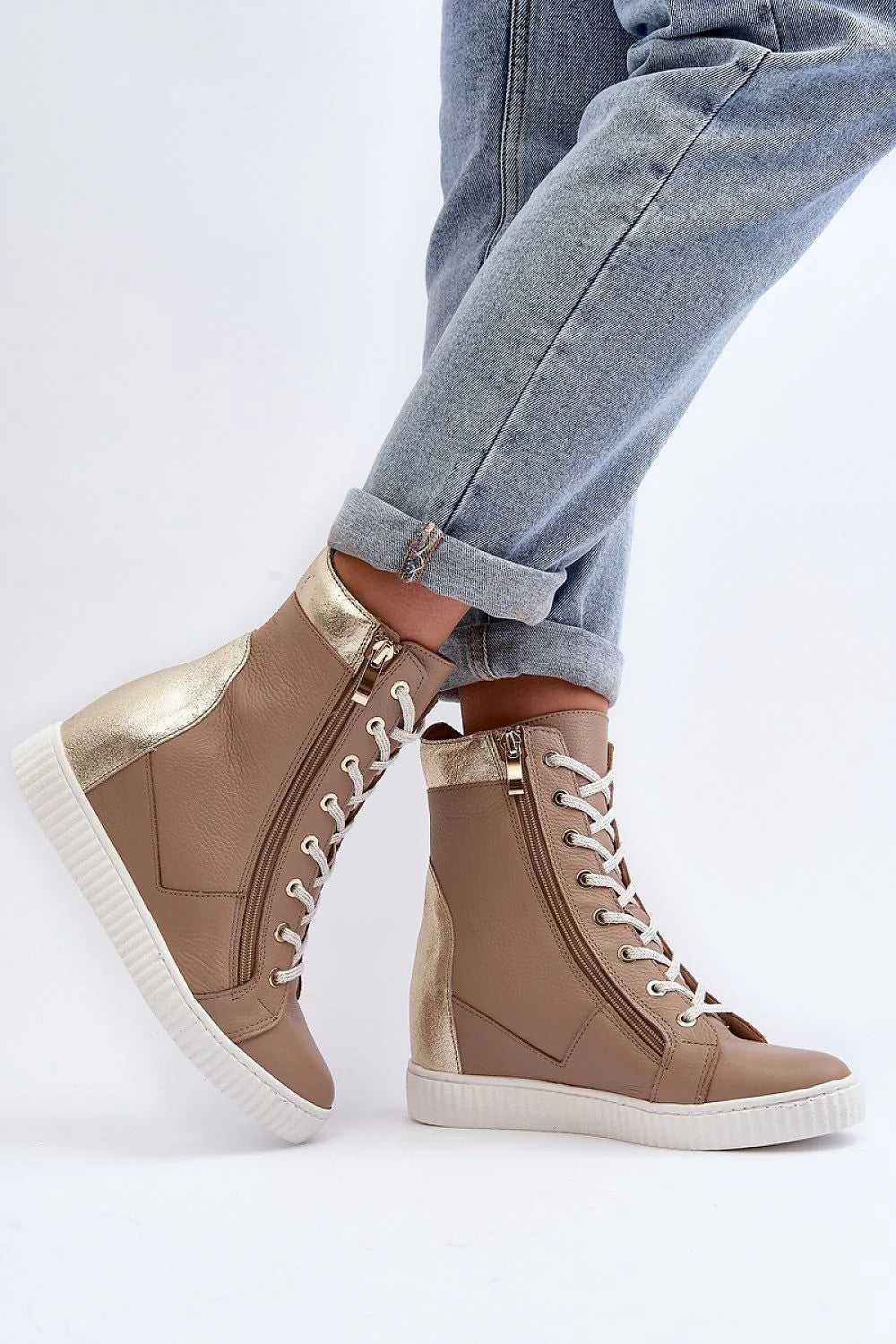 Baskets à cothurnes pour femmes en cuir taupe et doré, style élégant et moderne, confort maximal, talon 7.5 cm, semelle plateforme 2.5 cm, fermé à glissière et lacets