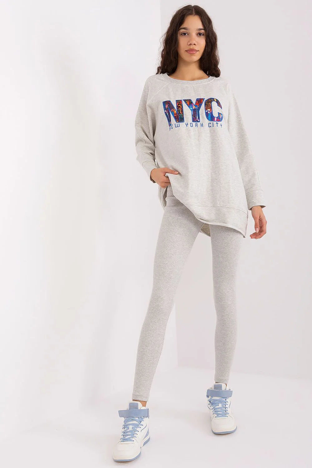 ensemble femme sweatshirt oversize molletonné gris clair imprimé multicolore NYC coupe longue asymétrique ourlet fendu legging extensible baskets