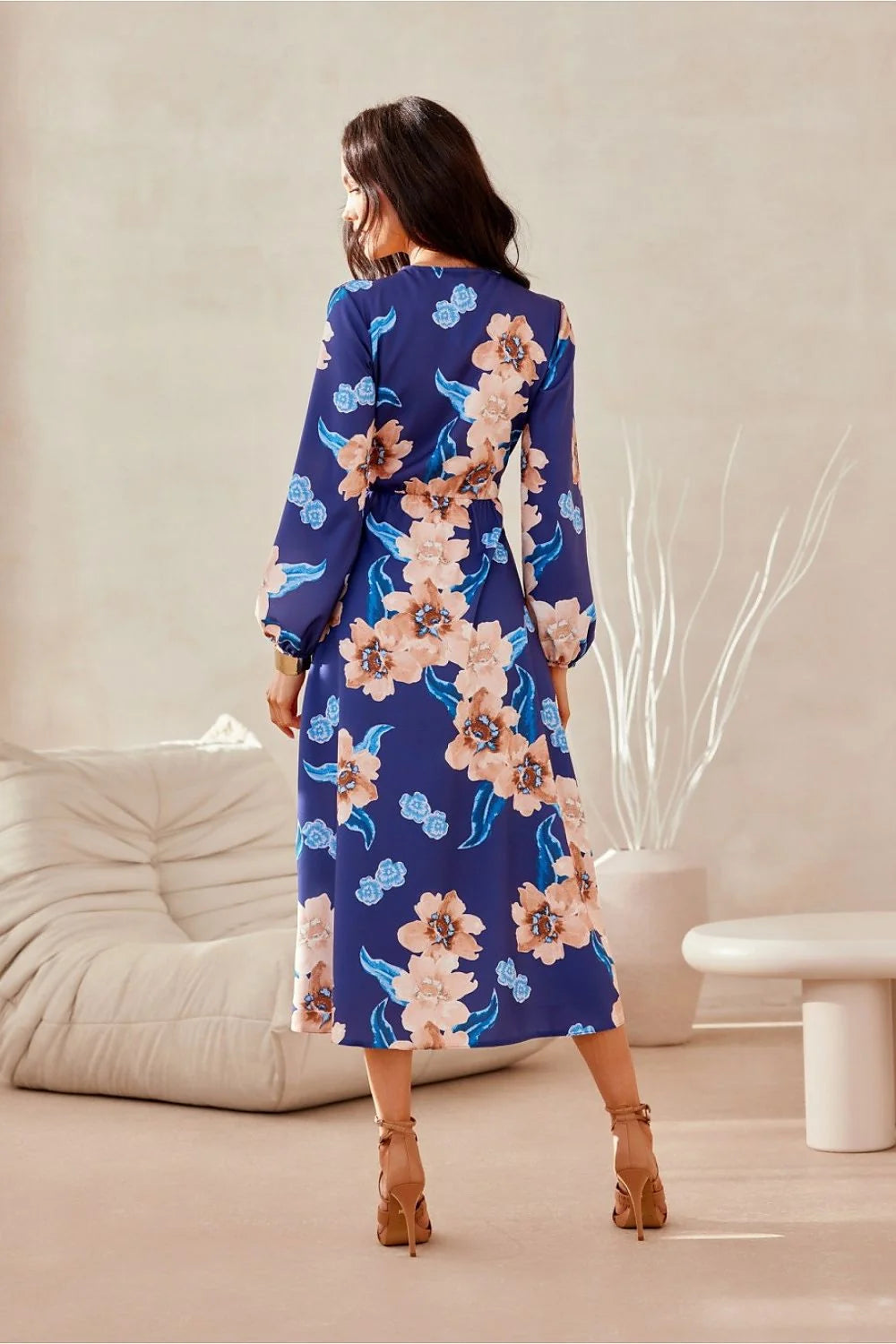 Robe de jour élégante midi manches longues col V fleurs pastel bleu profond tissu fluide polyester 95% elasthanne 5% taille ajustable femme