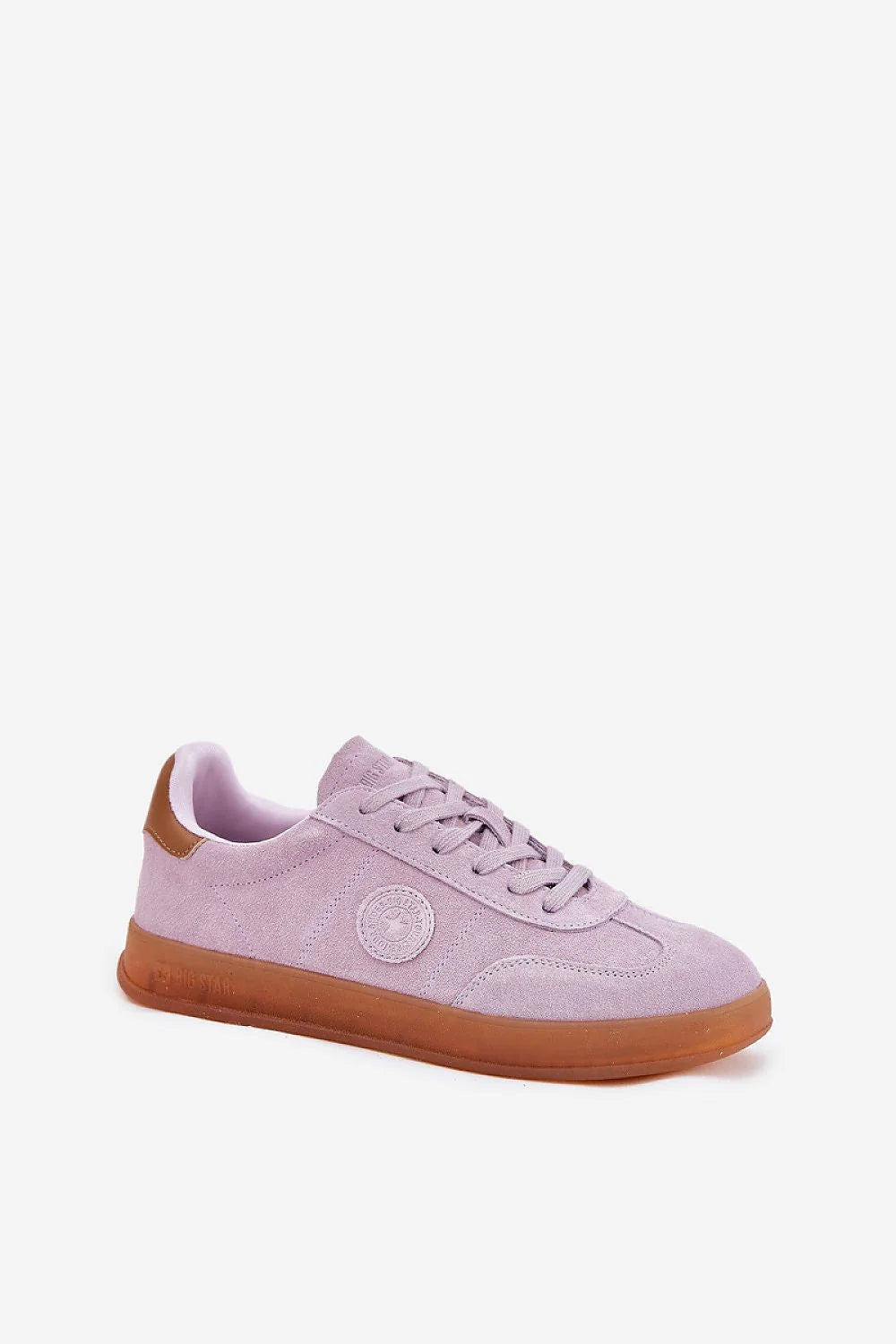 Chaussures de sport féminines modernes en daim pastel lavande avec logo discret et semelle en caoutchouc gomme
