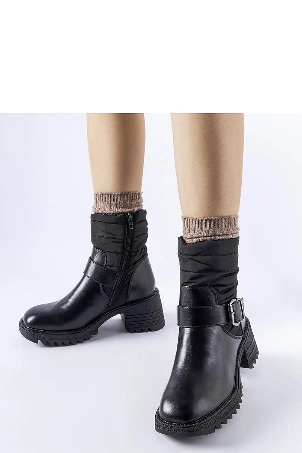 bottes cuir noir matelassé femme zippée latérale semelle massive crantée talon carré sangle boucle métallique confortable urbaine élégante