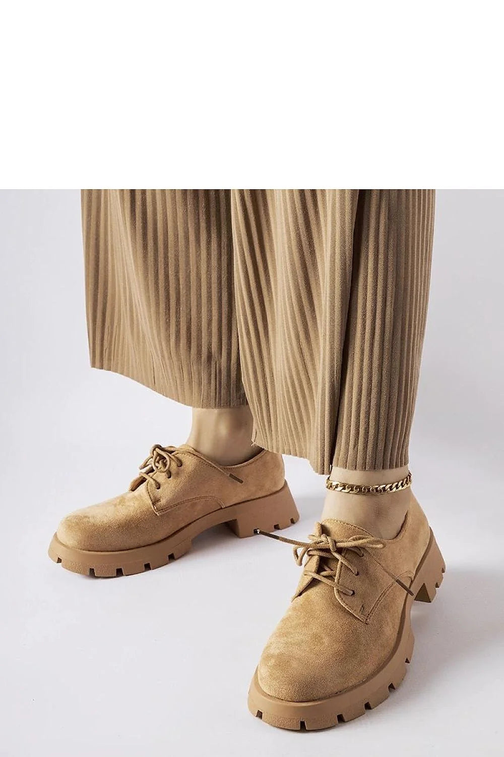 Chaussures basses pour femmes design moderne robuste couleur camel cuir souple fermeture à lacets détails élégants style casual chic hauteur modérée