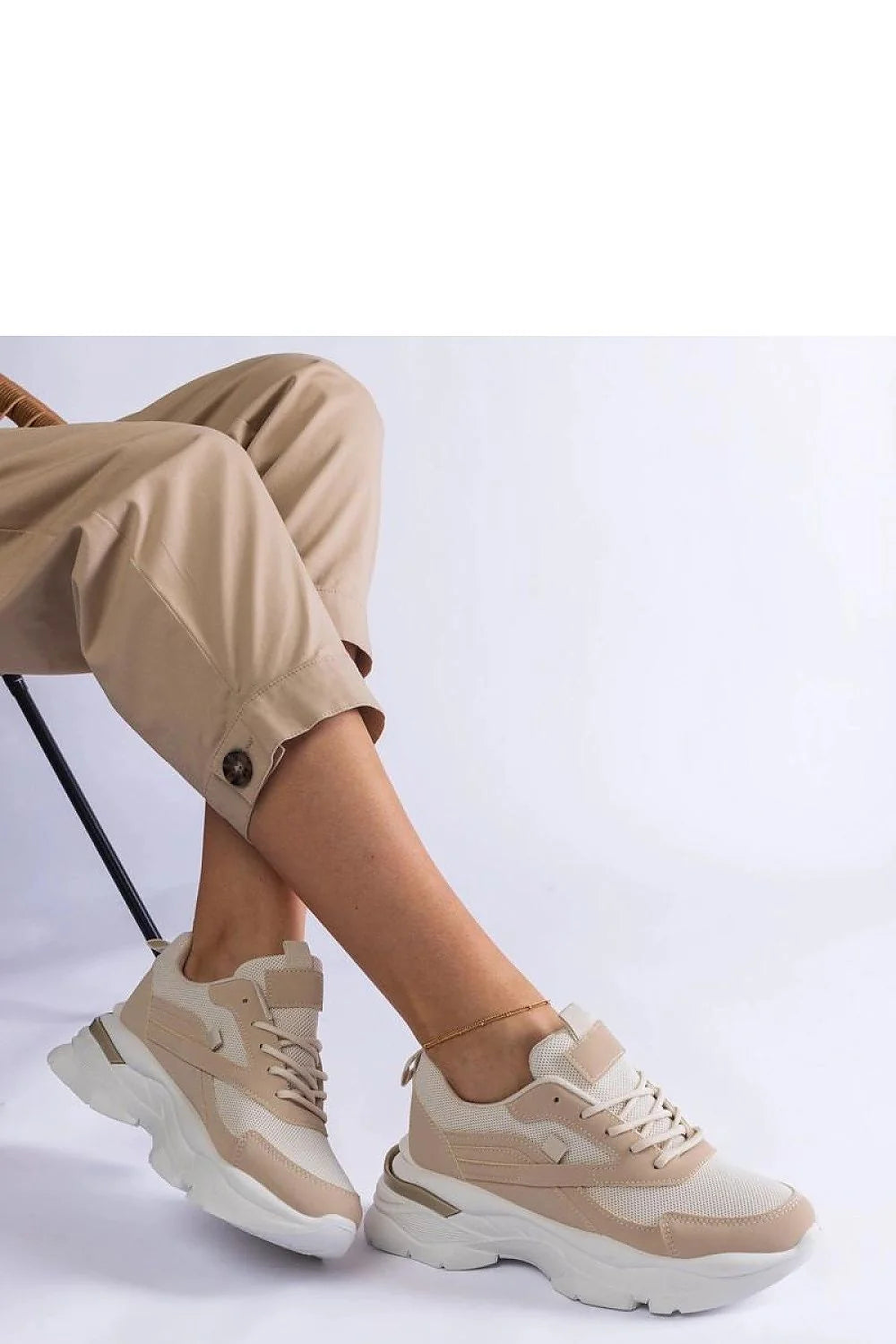 Baskets féminines modernes à semelle épaisse couleur beige et blanc cassé en cuir écologique confortable pour usage quotidien