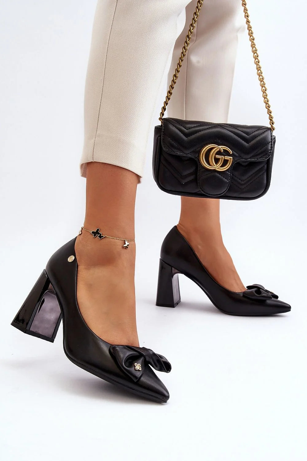 escarpins femme cuir noir bout pointu talon bloc moyen verni nœud décoratif métal doré bracelet cheville papillon rétro chic