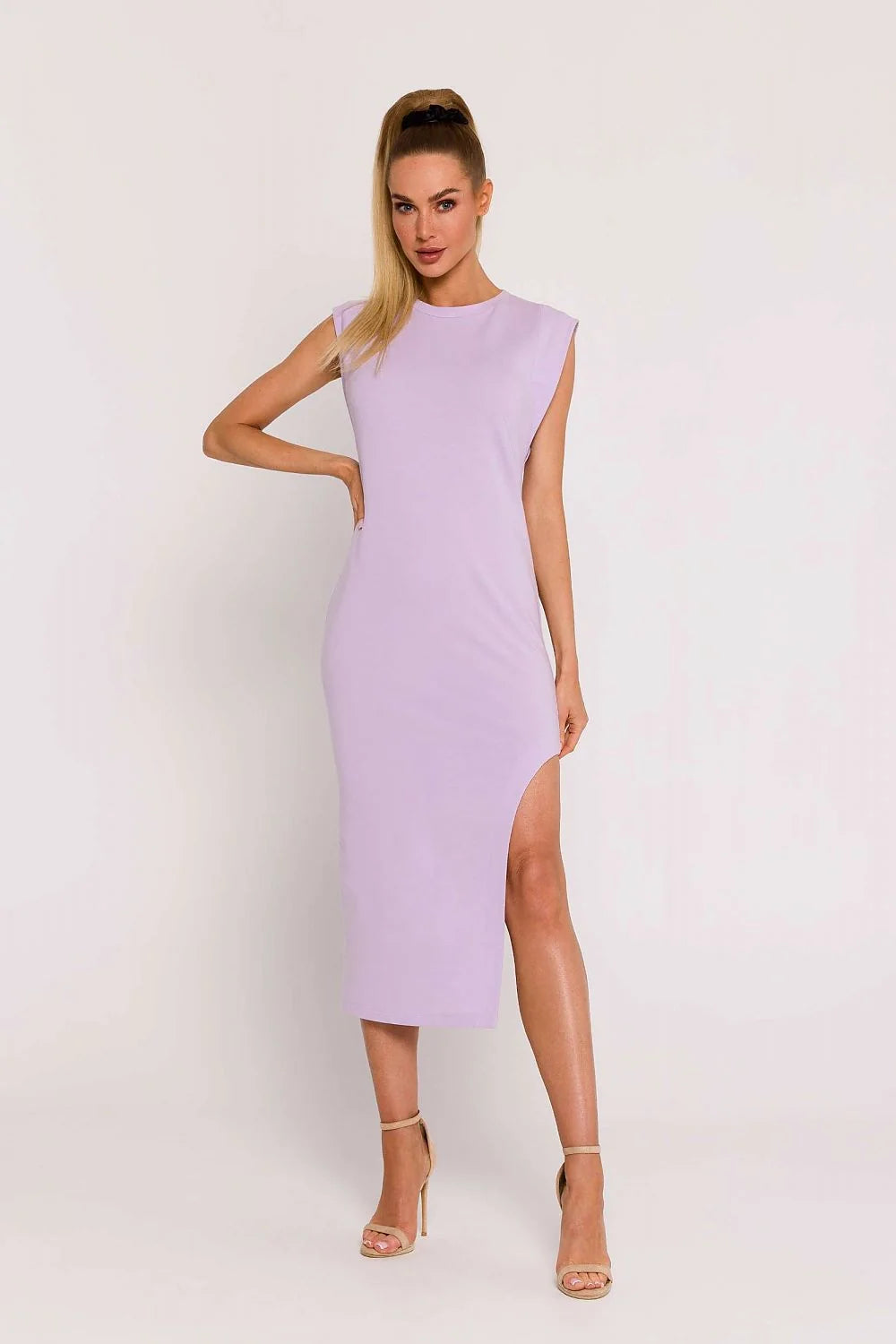 Robe ajustée moderne en lilas doux maille coton élasthanne épaules structurées encolure ronde fente haute midi femme