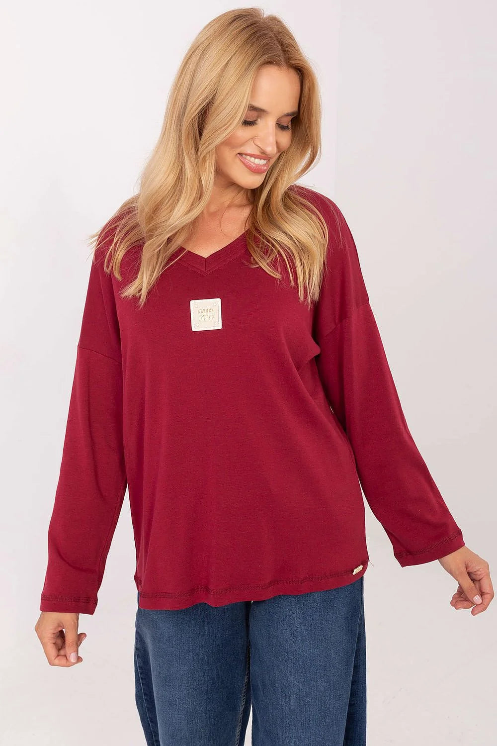 chemisier oversize bordeaux maille jersey coton élasthanne manches longues col V coupe droite emmanchures tombantes patch logo poitrine