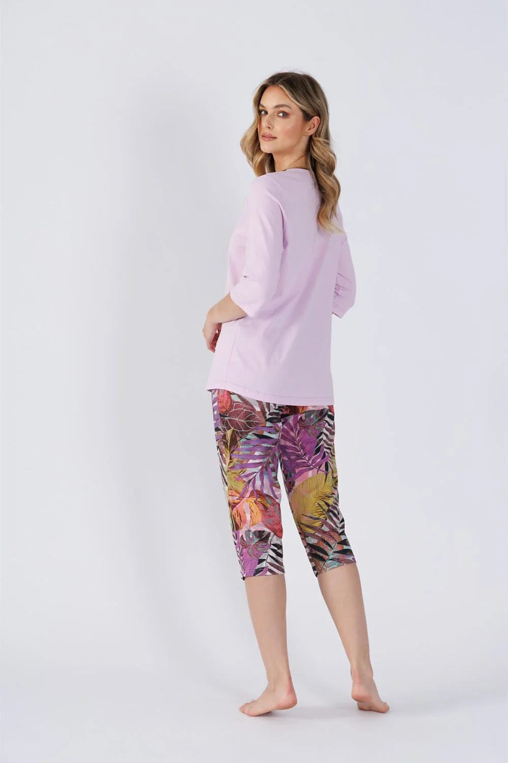 pyjama femme lilas pâle haut ample col V manches troisquarts pantalon capri imprimé tropical multicolore ceinture élastique invisible soyeux