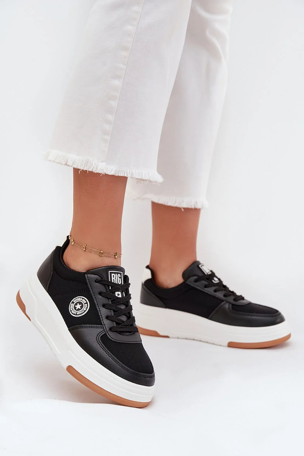 baskets femme plateforme noires similicuir textile bout rond surpiqûres lacets plats logo latéral semelle blanche insert gomme marron respirante amortissante