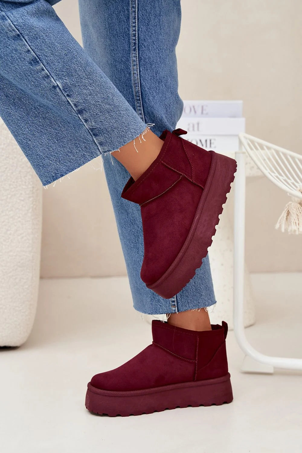 bottines femme courtes suédine écologique bordeaux fourrure épaisse plateforme massive isolante semelle crantée antidérapante bout rond coutures apparentes slipon