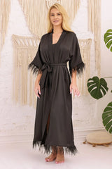 peignoir long femme satin soyeux noir kimono ceinture nouée manches plumes ourlet coupe fluide drapée glamour mariage lingerie cadeau luxe
