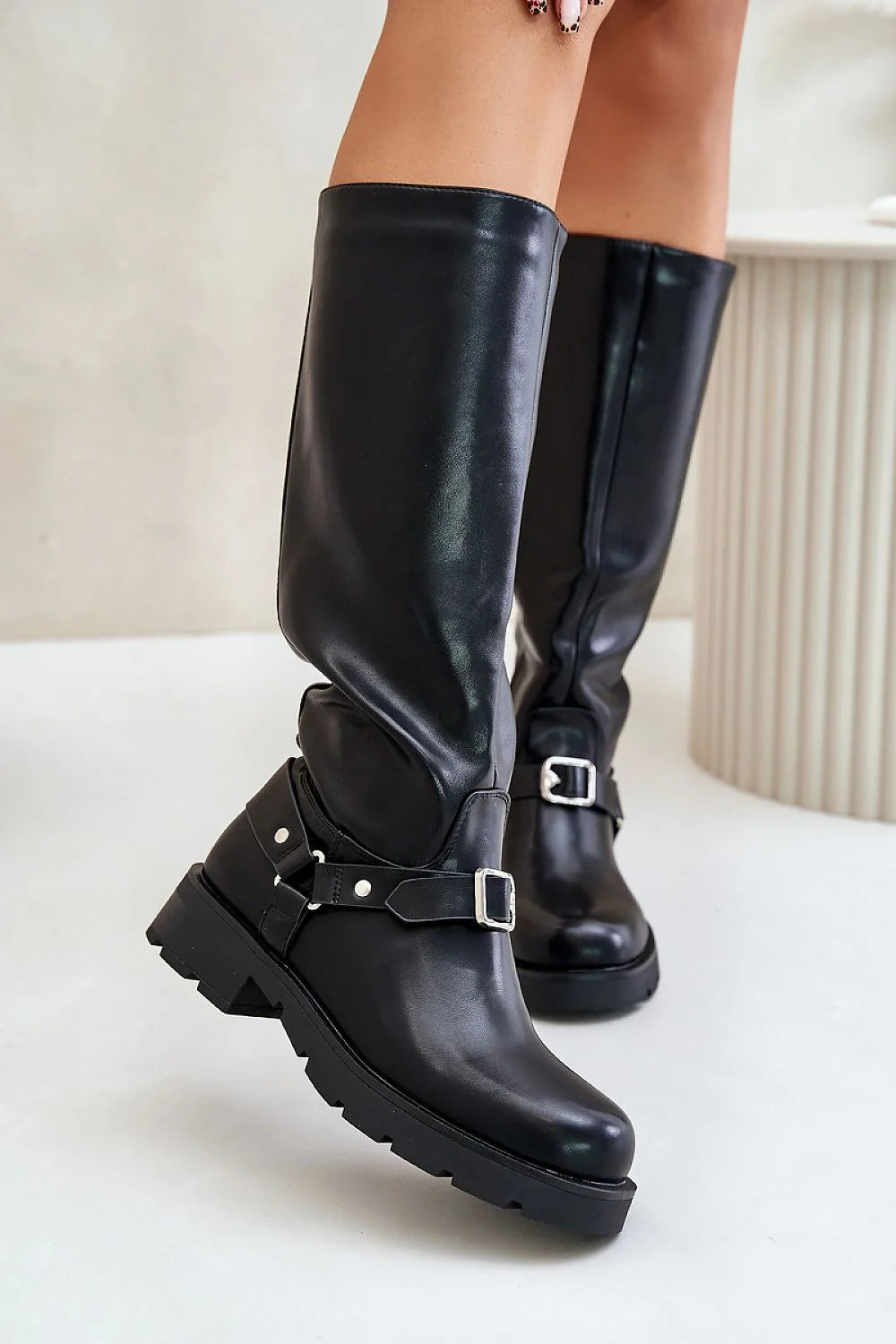 Bottes cuissardes cuir noir style biker moderne élégantes confortable sangles boucle femme mode robuste